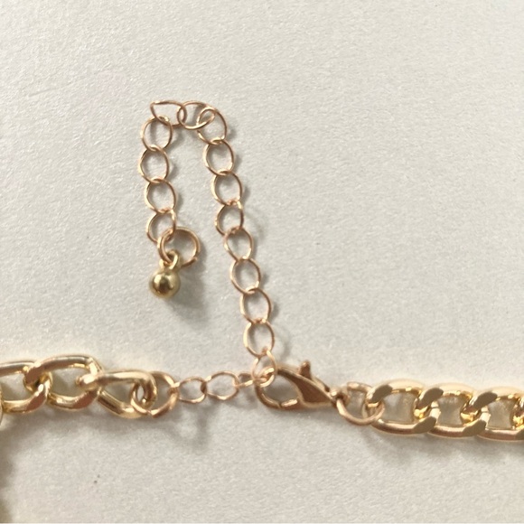 Elegant Gold and White faux pearl preloved Necklace - Picture 4 of 6